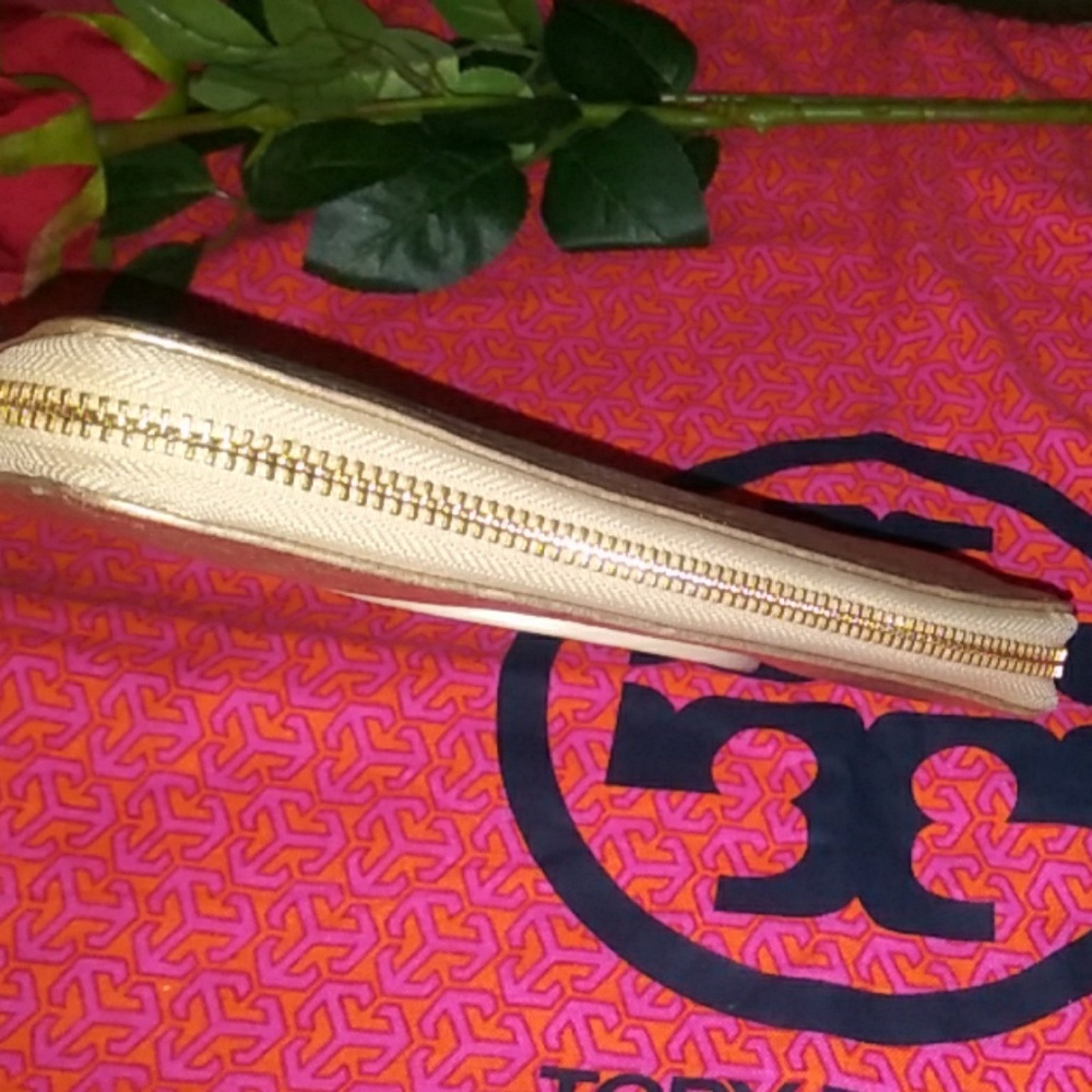 ๐Beautiful Gold Tory Burch Double Stacked Logo Zip Around Wallet๐ - Picture 7 of 8